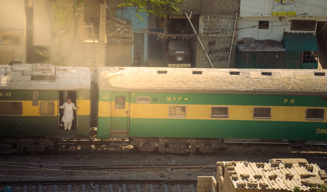 découvrez l'univers du voyage en train : une expérience unique alliant confort, paysages à couper le souffle et liberté de déplacement. explorez des destinations variées tout en bénéficiant d'un moyen de transport respectueux de l'environnement.